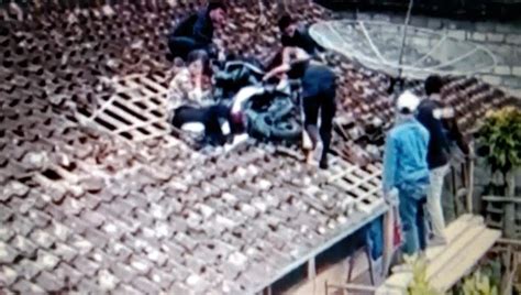 Viral Motor Dan Pengendara Nyangkut Di Atap Rumah Warga Magelang