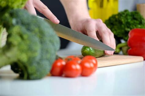 Cortar Verduras En La Cocina Para Ensalada Foto Premium