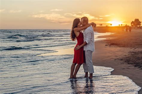 2592x1728 Beach Couple Dawn Dusk Kissing Love Ocean Outdoors People Romantic Sand