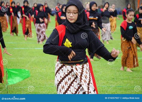 Indonesian Performing Gambyong Dance This Dance Comes From Central