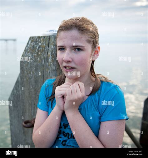 una adolescente de 15 años de haber sido mojado de la natación en el mar mirando triste frío