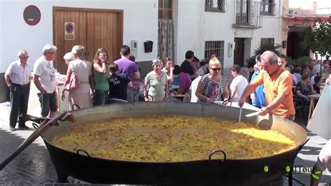 Es que le han puesto mucha imaginación para aunar en unos pocos minutos todos los tópicos españoles: ¡Cómo hacer una Paella para 400 personas! - YouTube