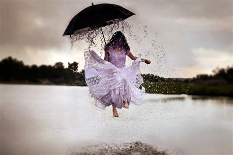 Фотография девушка Брызги капель Креатив прыгать зонтик 1920x1280