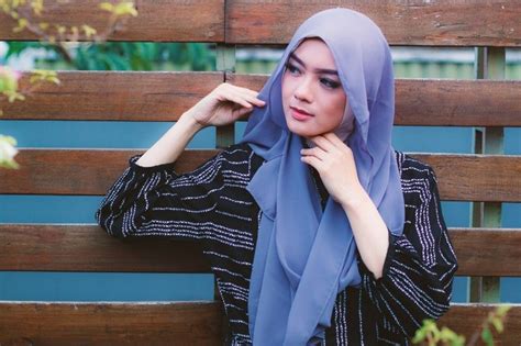 Style kondangan hijabers satu ini merupakan salah satu yang cantik. Tampil Beda dengan Style Kondangan Hijab Celana | CantikBijak
