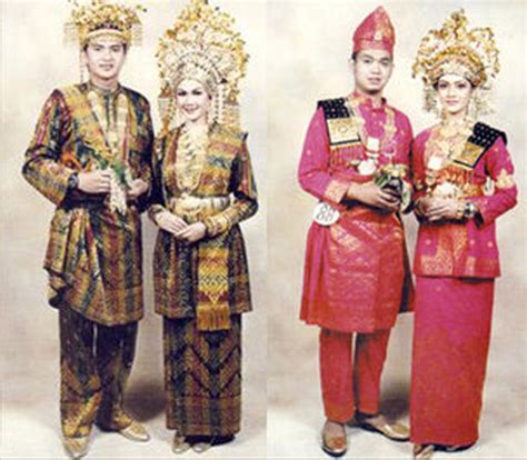 Baju melayu moden adalah pakaian tradisional yang telah diberikan nafas baru seiring dengan peredaran zaman. Kesenian dan Kebudayaan Riau, Rumah Adat Riau, Pakaian ...