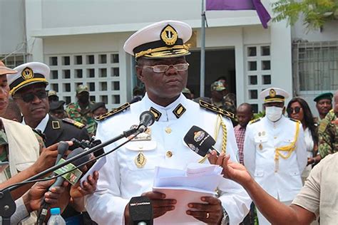 Chefe De Estado Angolano Reconhece ExperiÊncia Do Novo Comandante Da Mga