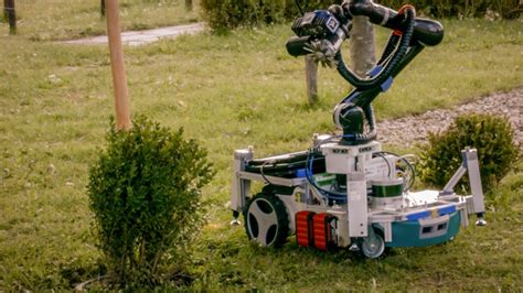 Gardening Robot Will Trim Your Bush And Mow Your Lawn