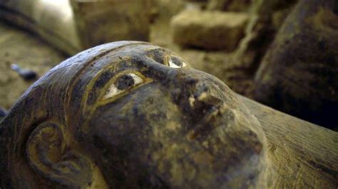 آثار مصر الفرعونية الكشف عن توابيت مدفونة منذ 2500 سنة في منطقة سقارة