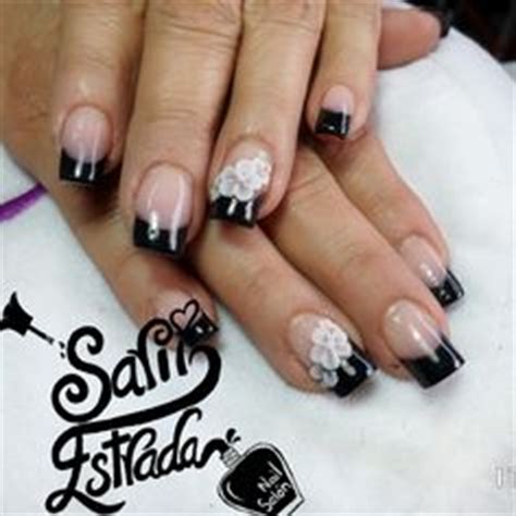 Simplemente pintar las uñas en la base de negro o blanco. Black nails