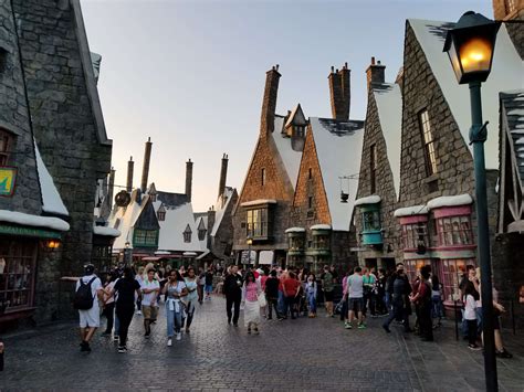 Смотреть что такое universal studios в других словарях universal studios — los universal studios son una compañía dedicada producción y de la distribución de la películas de cine. Une Journée à Universal Studios Hollywood - Goodie Mood