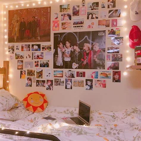 Nah, berbicara tentang desain kasur tingkat untuk kamar, banyak sekali referensi yang bisa kamu temukan di internet.misalnya dari situs atau aplikasi pinterest, di bawah ini saya ulas beberapa desain kamar tingkat yang bisa kamu coba. Intip 10 Ide Desain Kamar KPop untuk Para Penggemar Korea ...