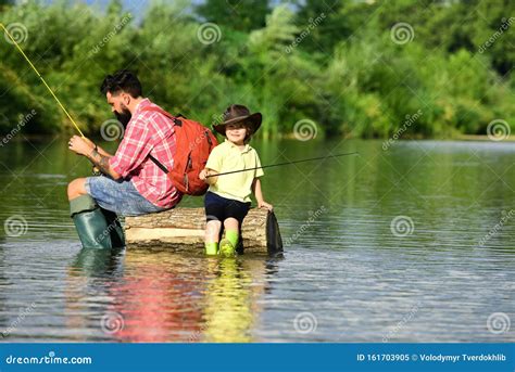 Pesca Padre E Hijo Tiempo De Familia Juntos Padre E Hijo Felices