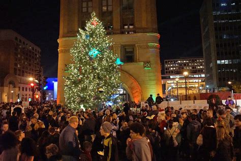 Tree Lighting Kicks Off The 2016 Holiday Season Milwaukee Independent