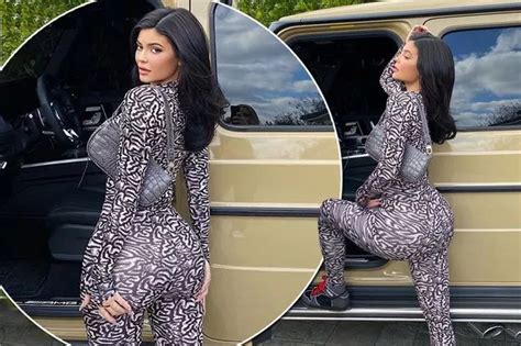 Kylie Jenner Oozes Sex Appeal As She Teases Her Famously Peachy Bum For