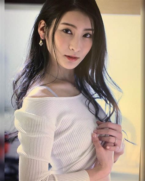 本庄鈴さんのインスタグラム写真 本庄鈴instagram 「・ ・ ・ 徐々に、、、 ・ ・ ・ Sexy 女優 Work 最近 髪の毛まきまき 多め 少しは大人っぽくなっ