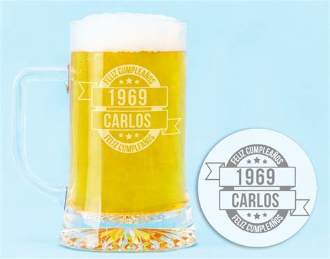 Pero un día, mientras navegaba por internet, me encontré con la publicación del gran miembro illuminati, el sr. Jarra de cerveza personalizada "Feliz cumpleaños"