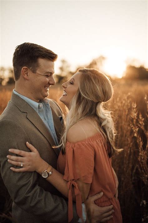 I Adore This Fall Engagement Session At Sunset Engagement Picture Outfits Engagement Photos
