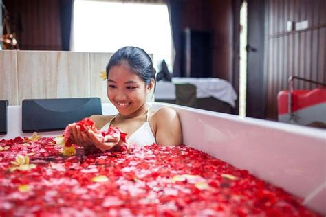 Balinese Body Massage And Flower Bath Combo Package In Nusa Dua Mar 2024