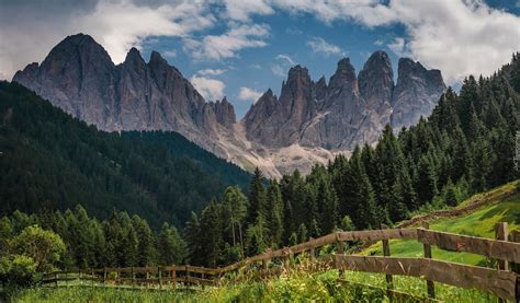 Włochy Południowy Tyrol Dolomity Masyw Odle Góry Łąka Las Drzewa