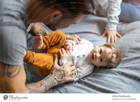 Vater Kitzelt Seinen Kleinen Sohn Im Bett Ein Lizenzfreies Stock Foto
