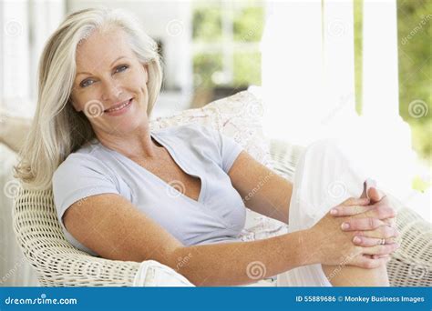 外部高级坐的妇女 库存照片 图片 包括有 白种人 相当 人员 照相机 妇女 更老 退休 家庭 55889686