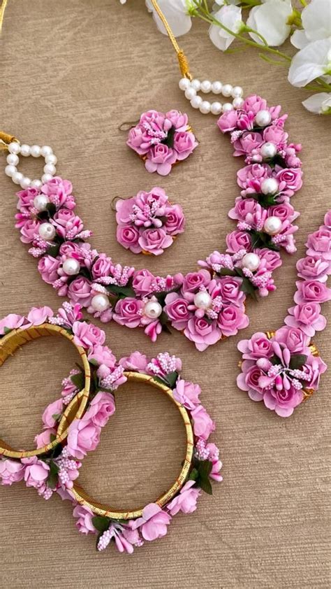 Snehal Floral Necklace Set In 2020 Flower Jewellery For Mehndi Flower Jewellery For Haldi