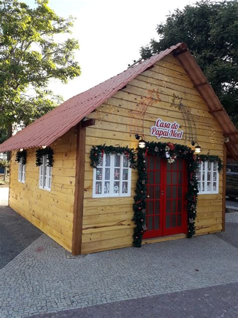 Casa De Papai Noel É Presenteada Com Uma Bela Escultura Do Bom Velhinho