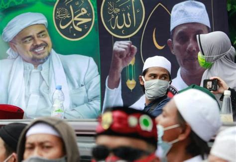 supporters throng airport to welcome back controversial indonesian cleric