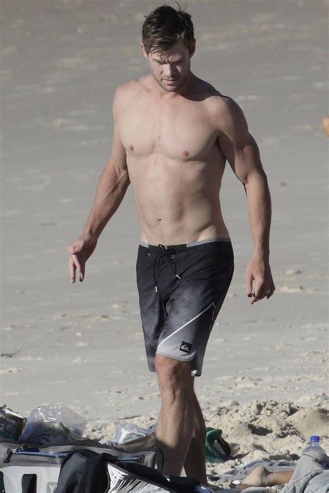 Chris Hemsworth Matt Damon Go Shirtless At The Beach Photo The Best