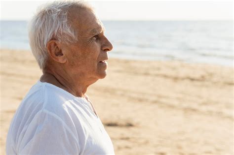 Free Photo Side View Of Older Man Enjoying The View At Beach