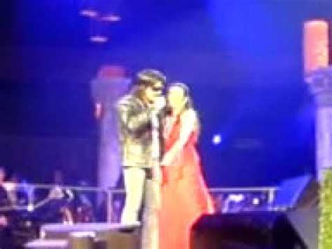 Robin Kissed Regine On Stage During Her Concert Youtube