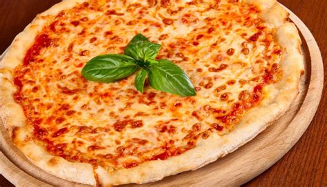 Pizza Margherita das Originalrezept für italienische Spezialität