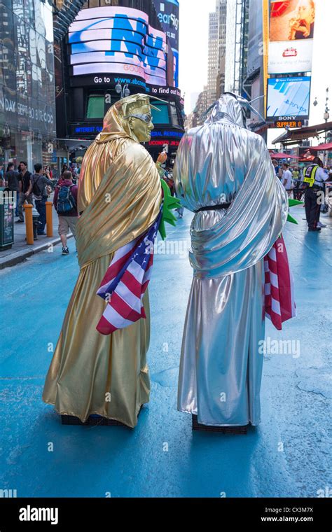 Statue Of Liberty Costume Hi Res Stock Photography And Images Alamy