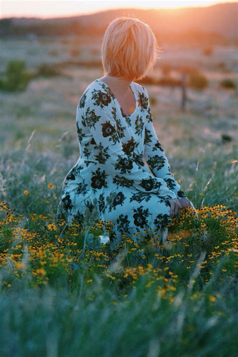 무료 이미지 자연 잔디 소녀 여자 일몰 들 사진술 목초지 햇빛 잎 혼자 고독 꽃 무늬의 초상화 녹색