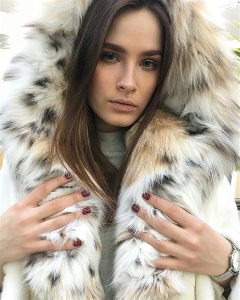 Pin By Emanuele Perotti On Beauties In Fur Girls Fur Coat Fur Fashion Fashion