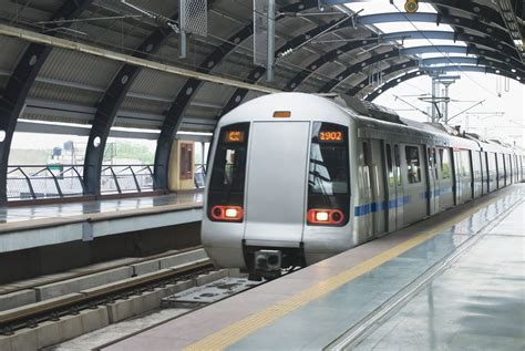 Delhi Metro Train: Guide to Travel and Sightseeing