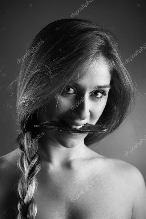 retrato de estúdio de uma menina bonita com uma alfarroba — fotografias de stock © agiampiccolo