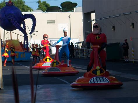 The Incredibles At The Pixar Play Parade Loren Javier Flickr