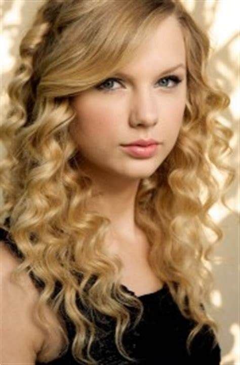 This Is Taylor Swift With Curly Hair Curly Hair Styles Natural Hair Styles Dark Curly Hair
