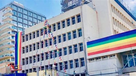 جنجال بر سر نصب پرچم‌های رنگین کمانی حامی دگرباشان جنسی در سفارت‌های