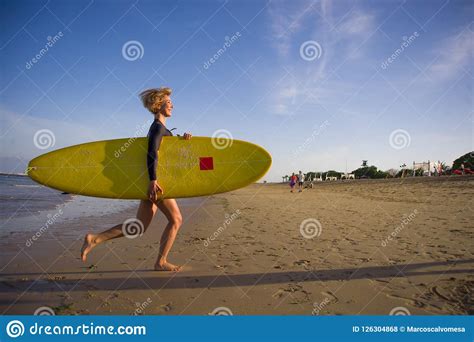 Jeune Fille Blonde Attirante Et Heureuse De Surfer En Belle Plage