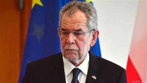 1997'den 3 ekim 2008 tarihine kadar yeşiller'in başkanı idi. Präsident Van der Bellen wünscht sich All-Parteien-Konsens ...