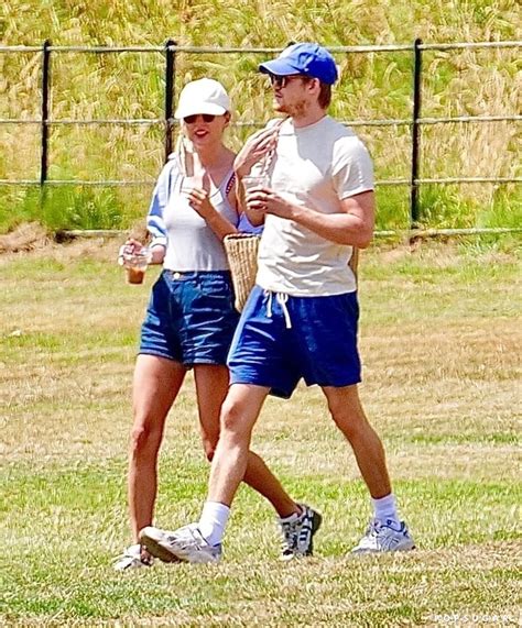 Taylor Swift And Joe Alwyn In London Park Pictures Popsugar Celebrity