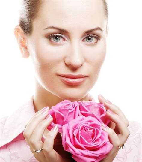 Premium Photo Woman With Pink Roses