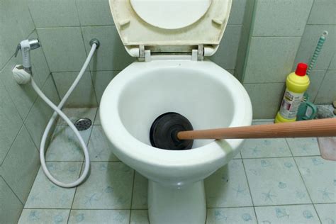 トイレの水が溢れそうなときの原因と適切な対処とは 水のトラブルコラム