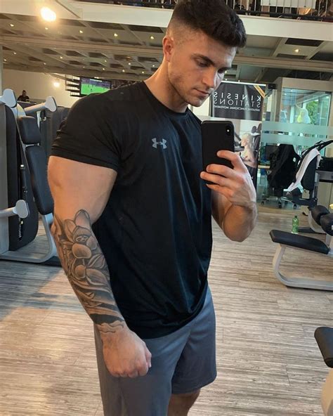 Long Time No Gym Selfie 📷 — Do You Guys Train Today 😊💪🏻 — Anzeige