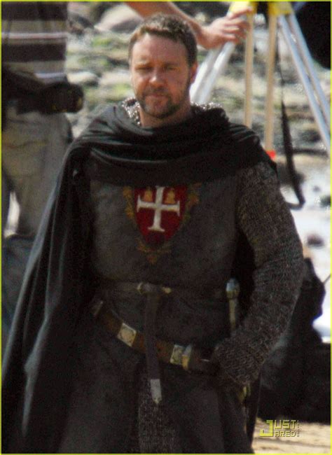 Russell Crowe Rides Onto Robin Hood Set Photo 1991271 Russell
