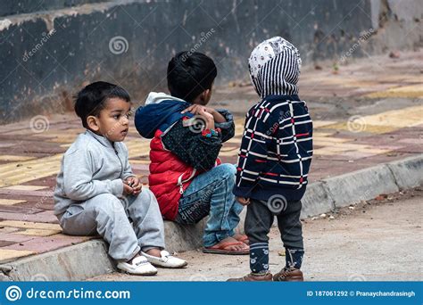 Eine Kleine Gruppe Arme Kinder Die Auf Fußweg Bei Kühlem Wetter In