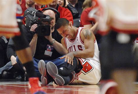 Derrick Rose Tears His Acl Iman Shumpert Da Bulls Acl Tear Basketball Knee Derrick Rose