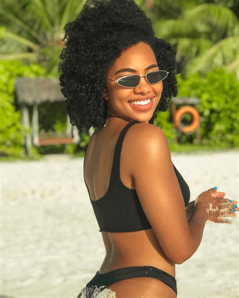 6 Hot Sexy Amanda Du Pont Bikini Pics